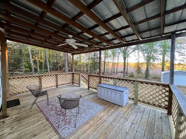 Building Photo - Recently renovated-3 bedroom/2 bathroom home-fully furnished-located in Tanglewood Subdivision