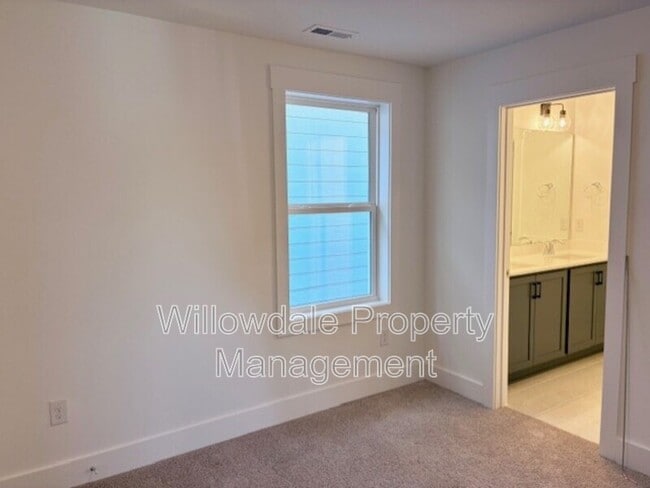 Building Photo - 565 Folk Song Wy