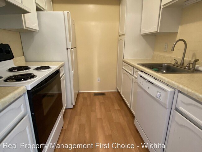 Building Photo - 2 br, 1 bath House - 725 W Stackman Dr #8