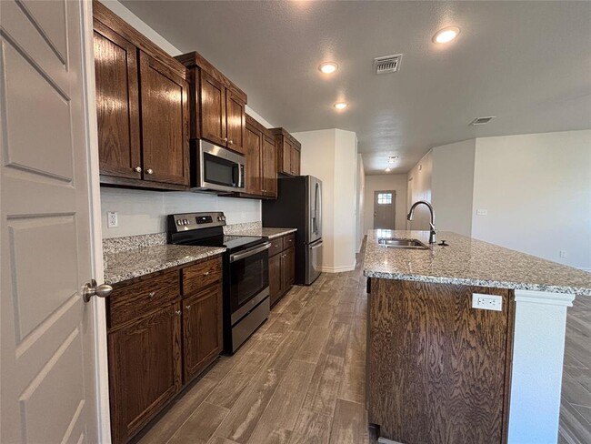 Building Photo - 722 Freedom Cir