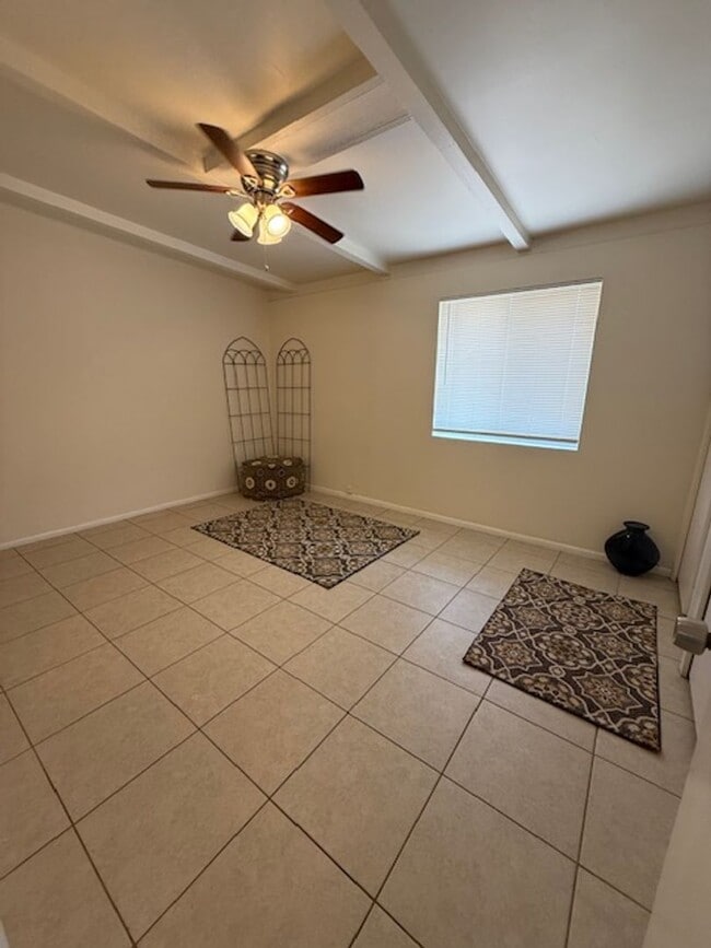 Building Photo - Freshly Updated 2 Bed / 1 Bath Apartment in Glendale!