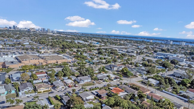 Building Photo - 818 Kaye St