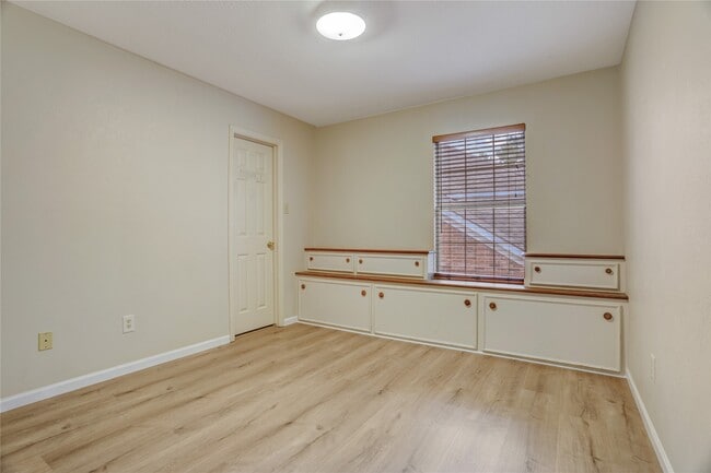 Building Photo - 10 E Trillium Cir