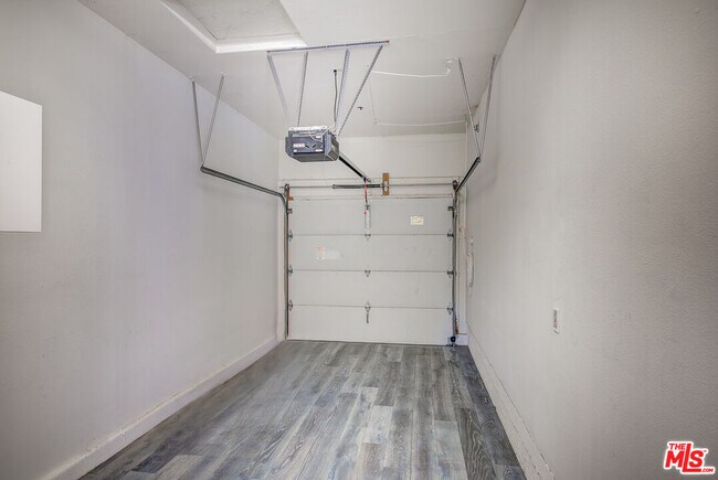 Building Photo - 858 N W Knoll Dr