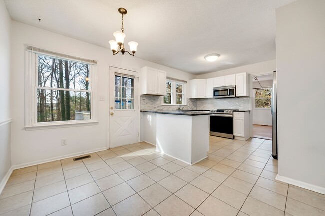 Building Photo - Just right 3 bedroom, 2 bath ranch with hardwoods and fenced yard!