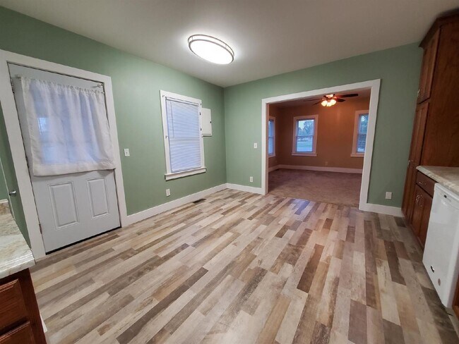 Building Photo - Spacious 2 Bedroom House Updated with Remo...