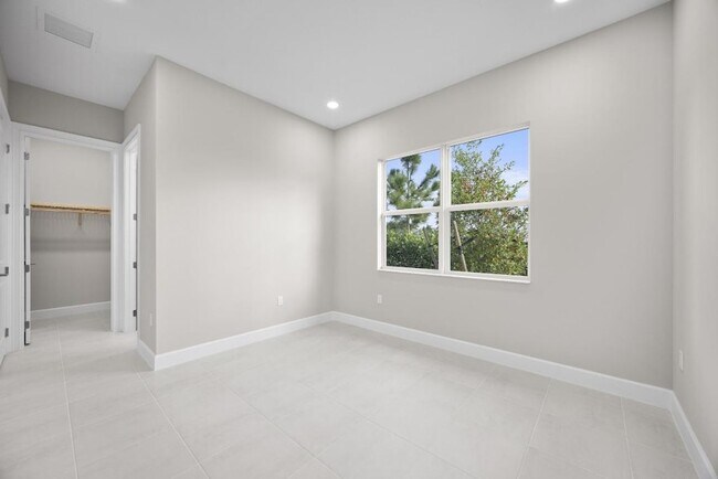 Building Photo - 5741 Beechnut Dr