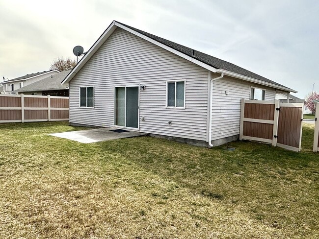 Building Photo - Welcome to Your New Home in West Pasco!