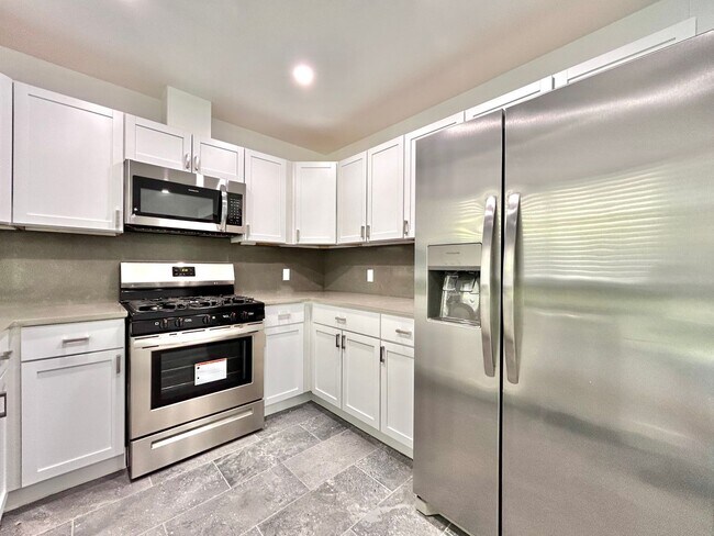 Building Photo - Inviting 3/BR 2/BA Home with Spacious Layo...