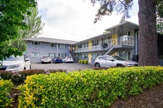 Building Photo - Off SE Belmont: Mid-Century 2Bdr w/ Parking!