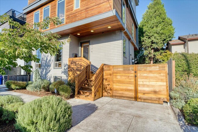 Building Photo - $500 off first month's rent! Spacious, light-filled 4-bdrm/3.5-bath home w/ roof deck