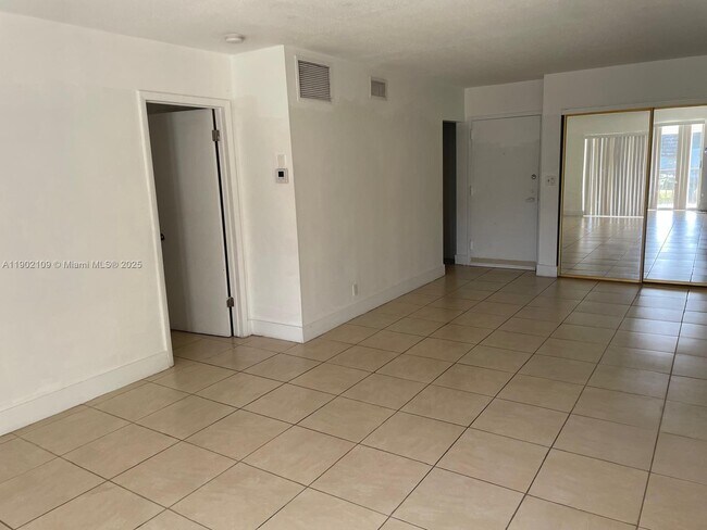 Building Photo - 3125 Oakland Shores Dr