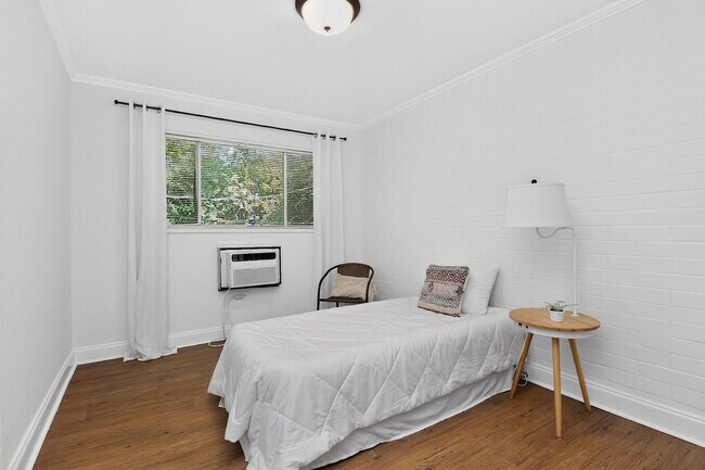 Building Photo - Charming One Bedroom Apartment In The Heart of Plaza Midwood!