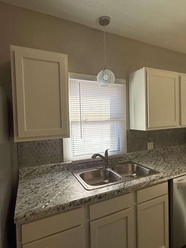 Building Photo - Recently renovated 2 or 3 bedroom with New kitchen