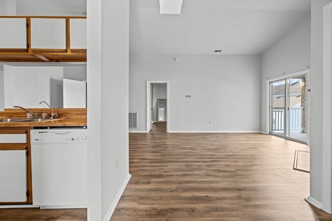 Building Photo - Beautiful condo in Great Neck Landing