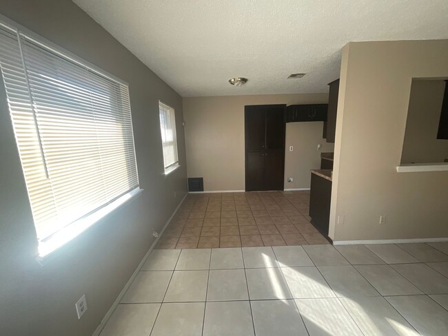 Building Photo - 3 Bed, 2 Bath, 1 Car Garage