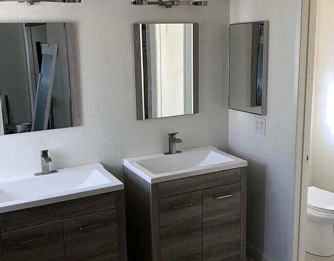 Dual sinks in master - 6812 Fashion Hills Blvd