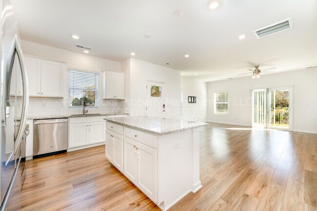 Building Photo - 2034 Highland Park Dr