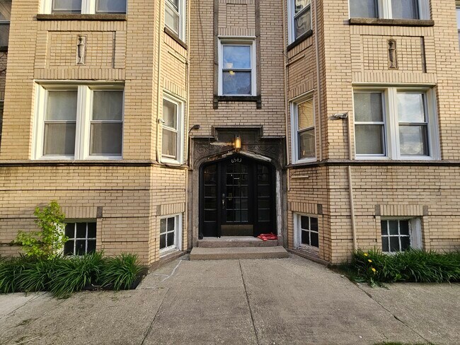 Building Photo - 6543 N Francisco Ave