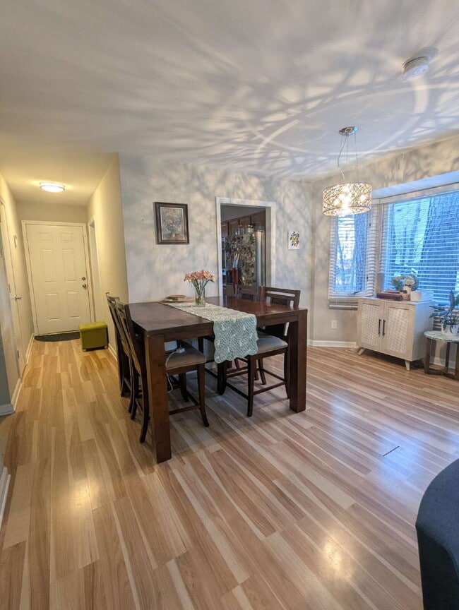 Building Photo - Cozy 2 Bedroom Unit in Raleigh!