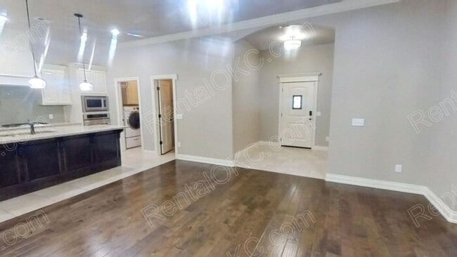 Building Photo - Super 4 bed 2 bath on the Southwest side.
