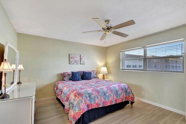 Building Photo - 100 Shore Ct