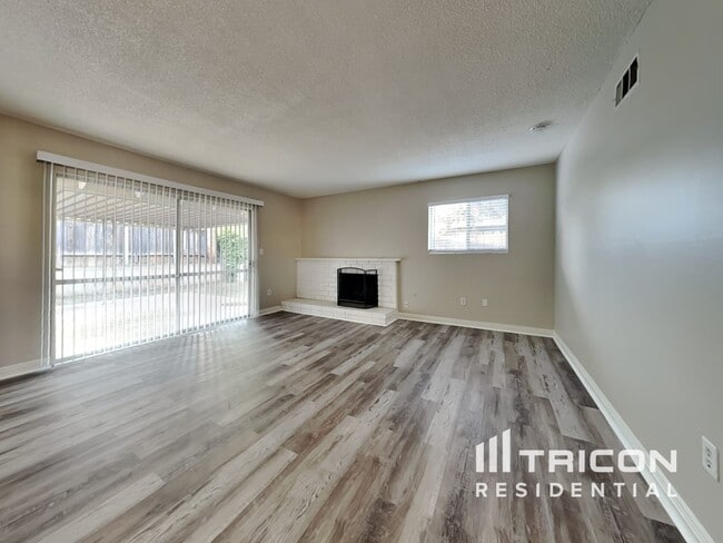 Building Photo - 13687 Boeing St