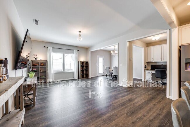 Building Photo - 7545 Hartsfield Dr