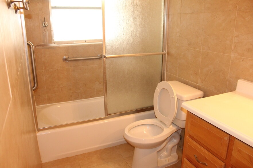 Building Photo - 4821 NW 22nd Ct