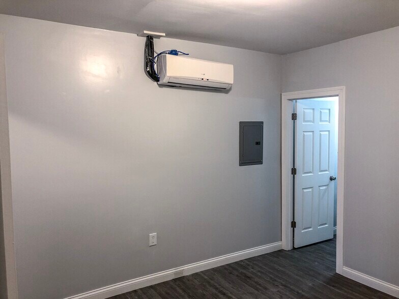 Bedroom - 7 N Miami St