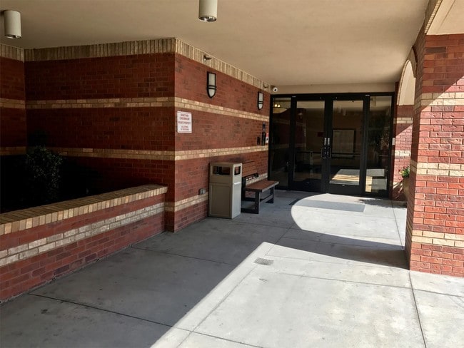 Building Photo - 1975 Grant St