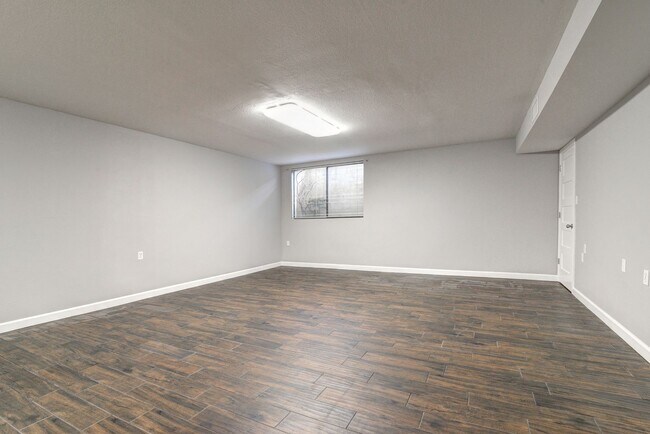 Building Photo - HUGE House In Tempe Close to ASU