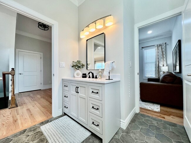 Building Photo - Luxury Home Incredible master suite Liberty Twp OH