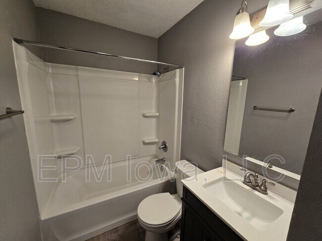 Building Photo - 109 Ludland Dr