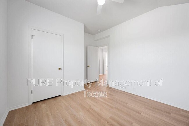 Building Photo - 906 Low Brim Cove