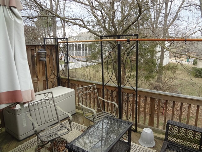 Building Photo - Handsome End Unit Townhouse in Taylor Springs