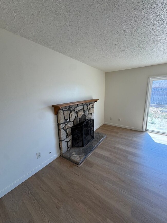 Building Photo - Fully Renovated Home in Lompoc