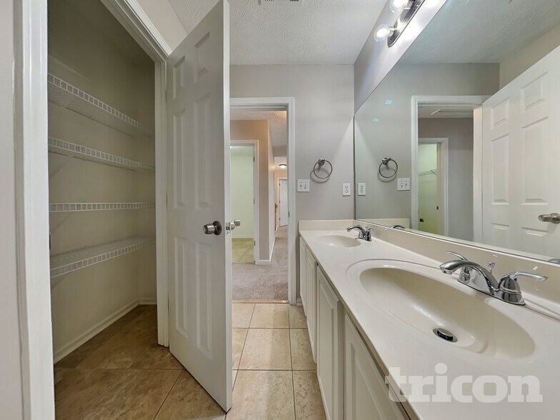 Building Photo - 5693 Winchester Pl