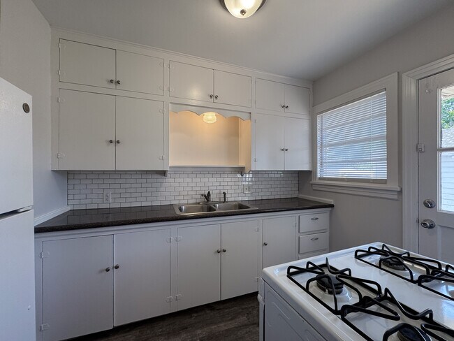 Kitchen - 401 E 6th St