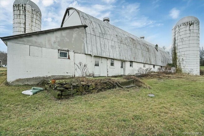 Building Photo - 492 Black Meadow Rd