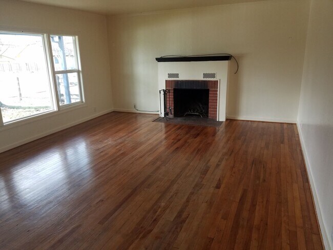 Building Photo - Old School Charm!  Huge Backyard!  Close t...