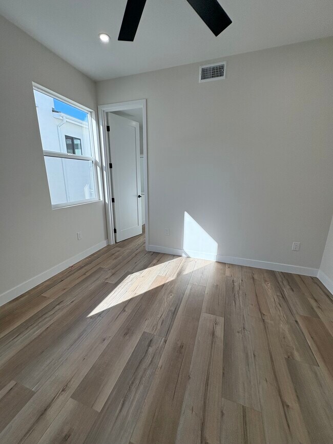 Building Photo - 258 Donax Ave