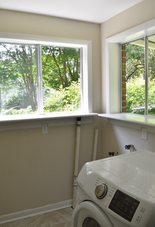 Building Photo - 3 BR, 2 BA West End Rancher
