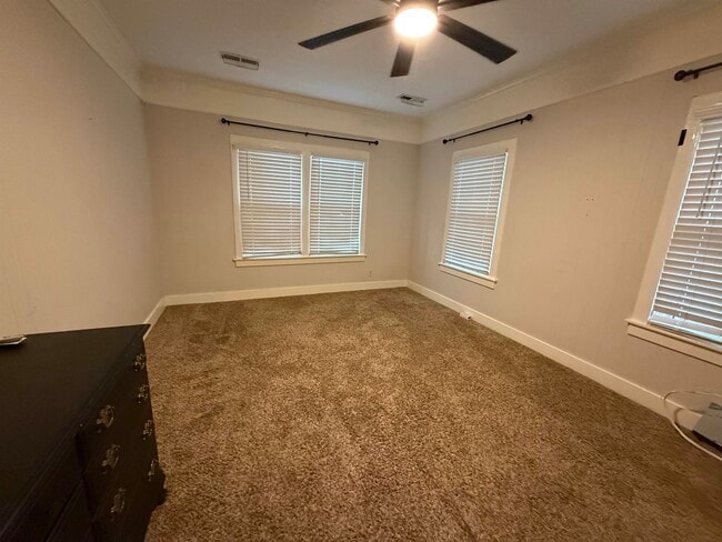 Building Photo - 108 N McLemore Ave