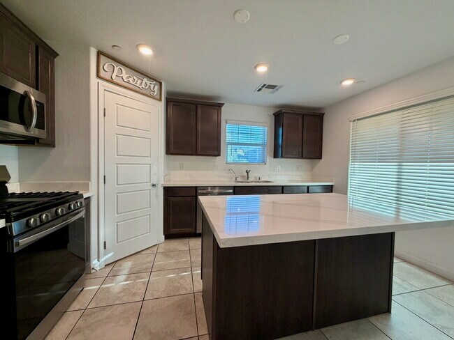 Building Photo - 3 BED 2.5 BATH 2 CAR GARAGE TOWNHOUSE IN CADENCE HENDERSON WITH LOFT
