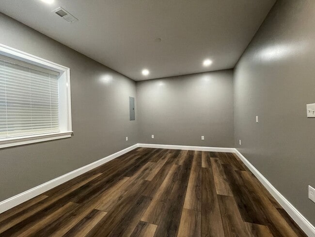 Building Photo - Spectacular 4 Bed 3.5 Bath Townhouse In Br...