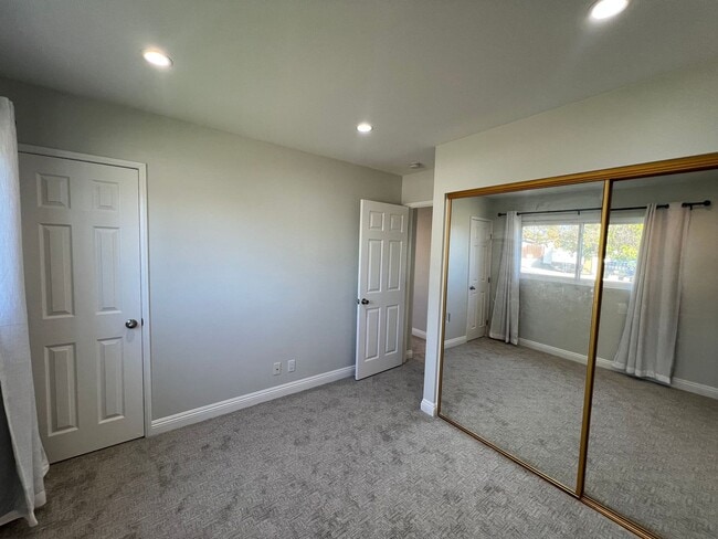 Building Photo - Thousand Oaks Living