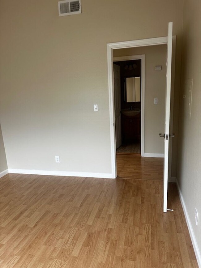 Building Photo - Beautifully remodeled 2 bedroom & 1 bath unit in the heart of Concord