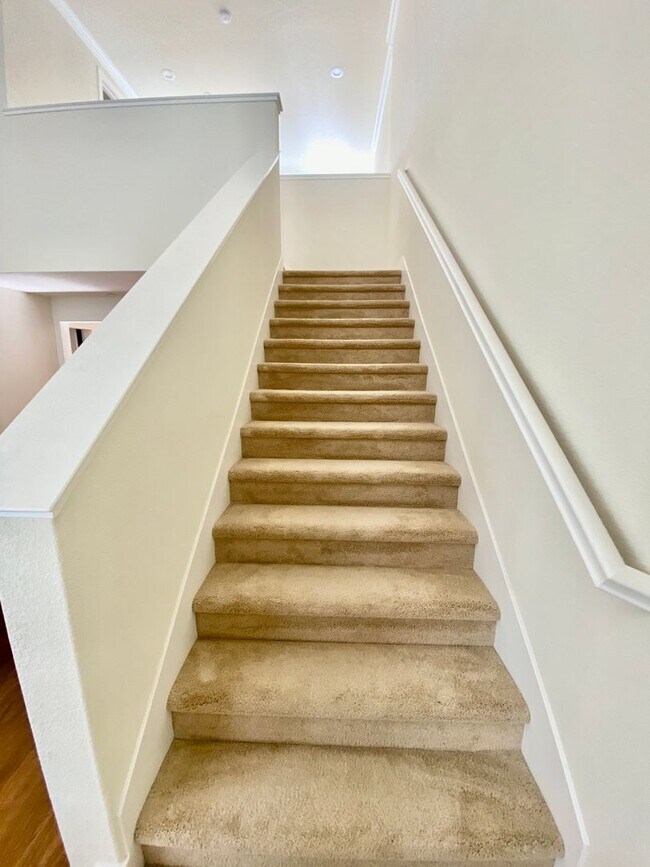 Building Photo - ALMOST NEW, SUPER CLEAN 2 BED, 2.5 BATHS, ...
