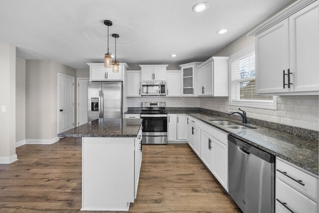 Building Photo - Pet Friendly Three Bedroom with Bonus!